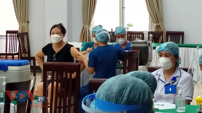 Các bệnh viện ở Đà Nẵng tiêm vaccine Covid-19 cho đối tượng ưu tiên - Ảnh 1.