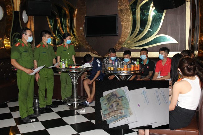 Hà Nam: Bất chấp dịch Covid-19, nhóm đối tượng tụ tập ‘bay lắc’ tại quán karaoke - Ảnh 1.