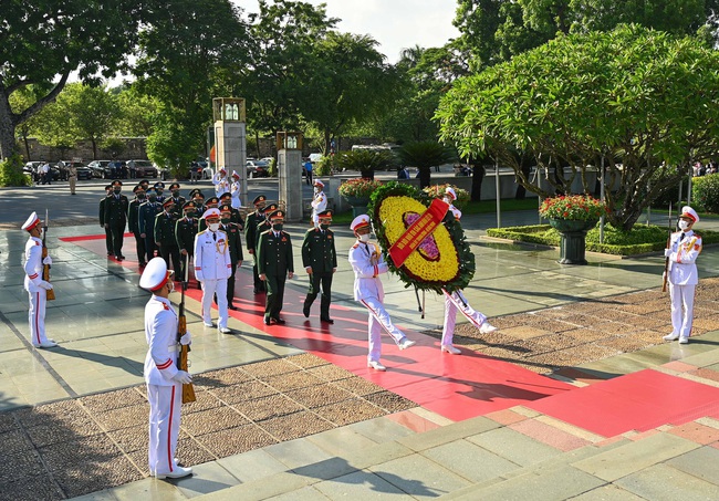 Lãnh đạo Đảng, Nhà nước, Quốc hội đặt vòng hoa, tưởng niệm các Anh hùng liệt sĩ - Ảnh 3.