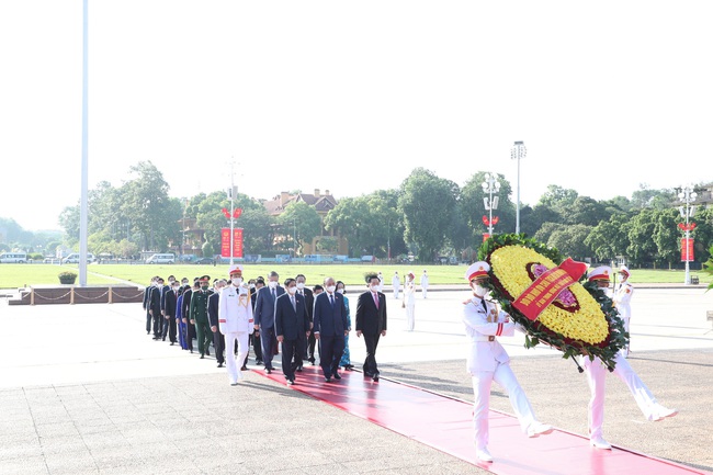 Lãnh đạo Đảng, Nhà nước, Quốc hội đặt vòng hoa, tưởng niệm các Anh hùng liệt sĩ - Ảnh 4.