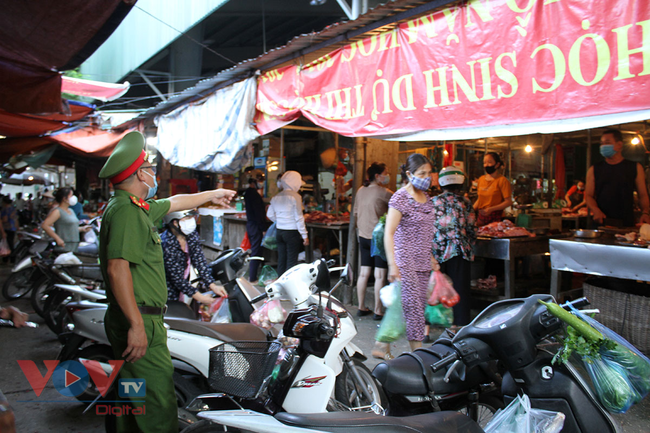 Hà Nội: Người dân phường Nhật Tân đi chợ bằng phiếu - Ảnh 16.