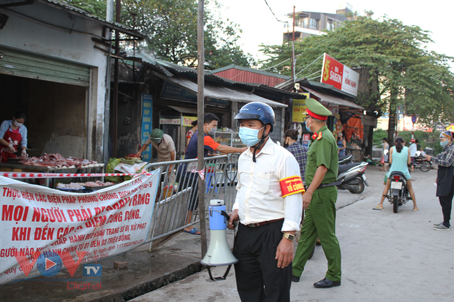 Hà Nội: Người dân phường Nhật Tân đi chợ bằng phiếu - Ảnh 15.