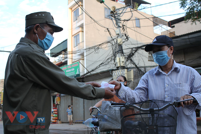 Hà Nội: Người dân phường Nhật Tân đi chợ bằng phiếu - Ảnh 6.