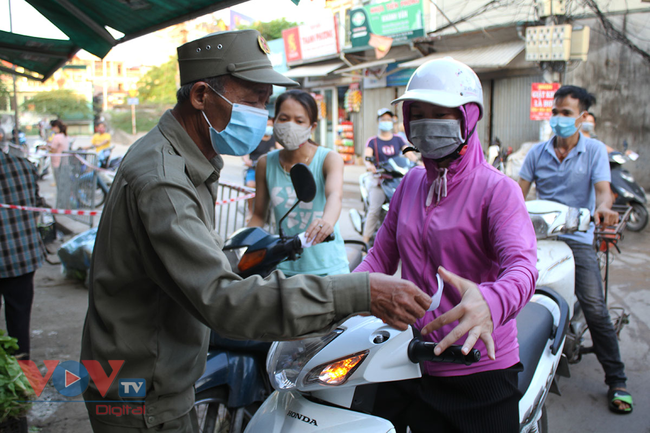 Hà Nội: Người dân phường Nhật Tân đi chợ bằng phiếu - Ảnh 4.
