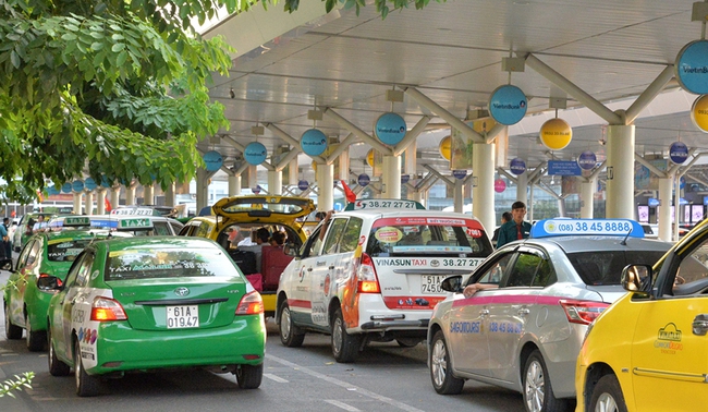 TP Hồ Chí Minh: Hai hãng taxi được hoạt động để hỗ trợ y tế và đưa đón người tại sân bay - Ảnh 2.