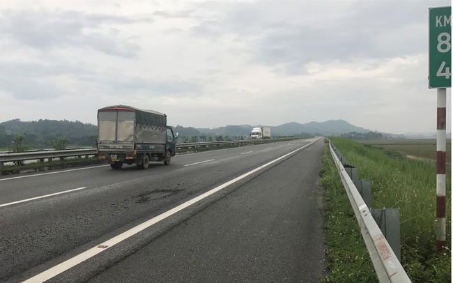 Xe chở hàng xuất nhập khẩu tới Lào Cai chỉ được lưu thông trên cao tốc - Ảnh 1.