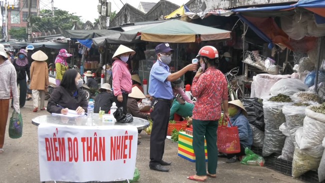 Bộ Công Thương và Bộ Y tế hướng dẫn phòng chống dịch bệnh tại chợ truyền thống - Ảnh 2.