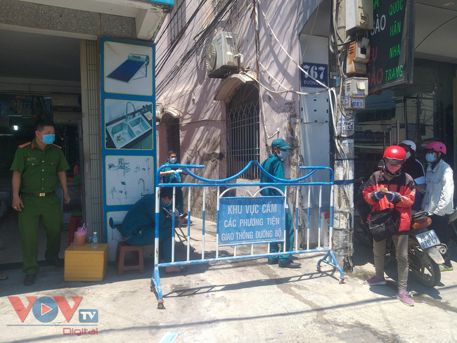 Nhiều khu dân cư ở thành phố Nha Trang đang bị phong tỏa tạm thời.jpg