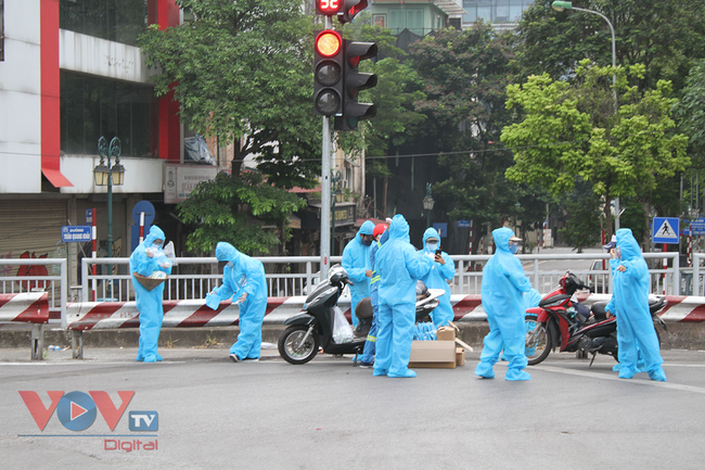 Người dân tranh thủ tiếp tế cho người thân trong khu vực phong tỏa phường Chương Dương - Ảnh 28.