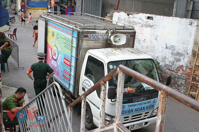 Người dân tranh thủ tiếp tế cho người thân trong khu vực phong tỏa phường Chương Dương - Ảnh 26.