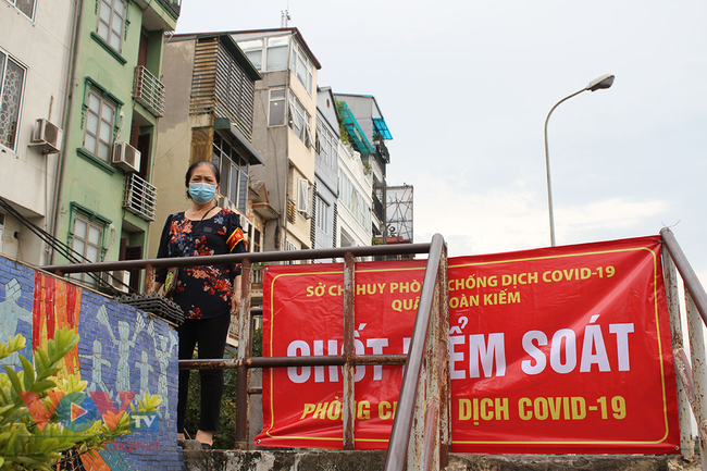 Người dân tranh thủ tiếp tế cho người thân trong khu vực phong tỏa phường Chương Dương - Ảnh 5.