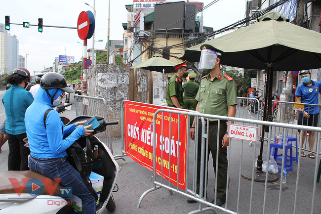 Người dân tranh thủ tiếp tế cho người thân trong khu vực phong tỏa phường Chương Dương - Ảnh 8.