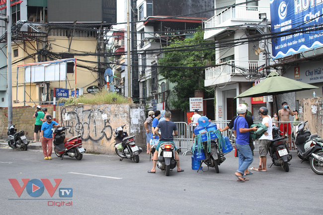 Người dân tranh thủ tiếp tế cho người thân trong khu vực phong tỏa phường Chương Dương - Ảnh 10.