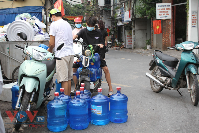 Người dân tranh thủ tiếp tế cho người thân trong khu vực phong tỏa phường Chương Dương - Ảnh 14.