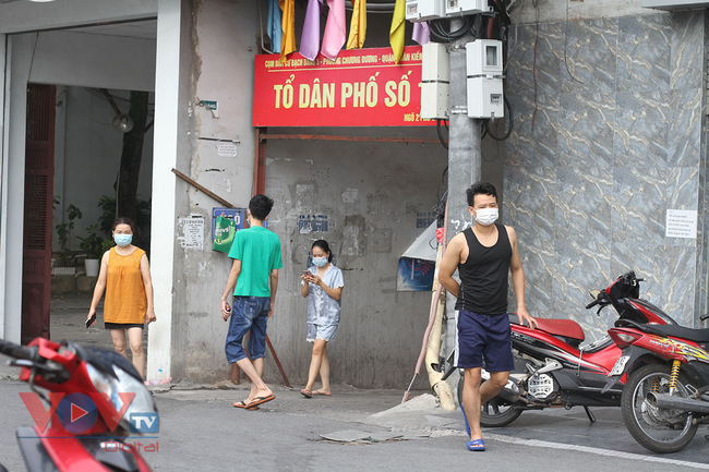 Người dân tranh thủ tiếp tế cho người thân trong khu vực phong tỏa phường Chương Dương - Ảnh 16.