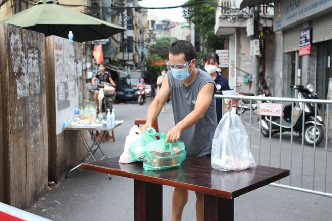 Người dân tranh thủ tiếp tế cho người thân trong khu vực phong tỏa phường Chương Dương - Ảnh 20.