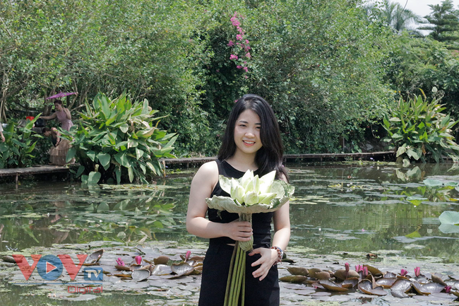Người dân Thủ đô không đeo khẩu trang, tụ tập 'sống ảo' tại Công viên thực vật cảnh Việt Nam - Ảnh 6.