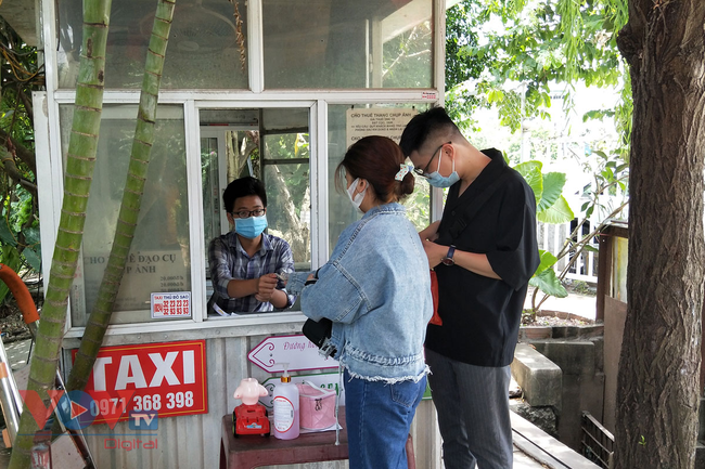 Người dân Thủ đô không đeo khẩu trang, tụ tập 'sống ảo' tại Công viên thực vật cảnh Việt Nam - Ảnh 11.