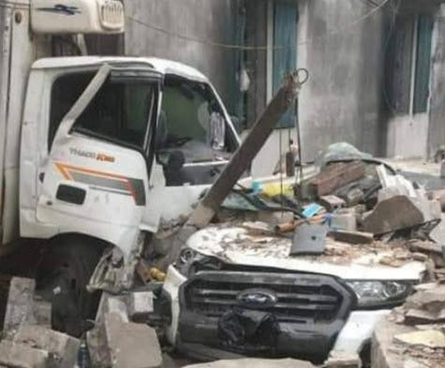 Quảng Ninh: Xe tải mất lái lao vào nhà dân, đâm bẹp ô tô đỗ trong nhà - Ảnh 1.