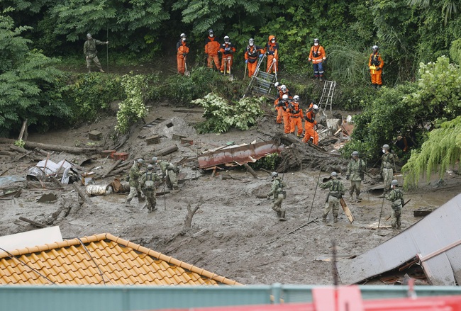 Nhật Bản tiếp tục tìm kiếm người mất tích trong vụ lở đất kinh hoàng - Ảnh 1.