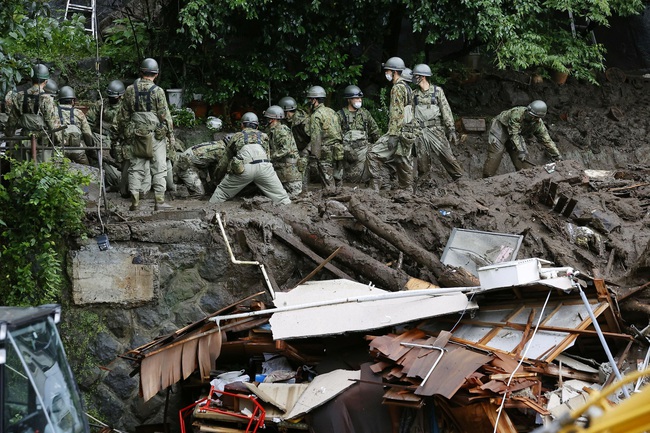 Nhật Bản: Ít nhất 3 người chết, hơn 100 người mất tích sau lở đất - Ảnh 1.