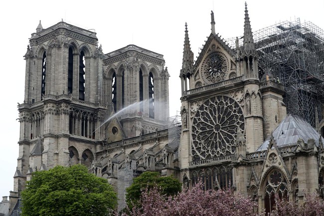 Người dân Pháp khiếu nại về tình trạng ô nhiễm chì sau vụ cháy Nhà thờ Đức Bà - Ảnh 1.