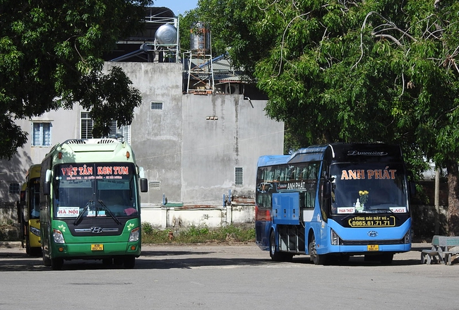 Kon Tum: Tạm dừng hoạt động vận tải hành khách công cộng đến các tỉnh phía Nam - Ảnh 1.
