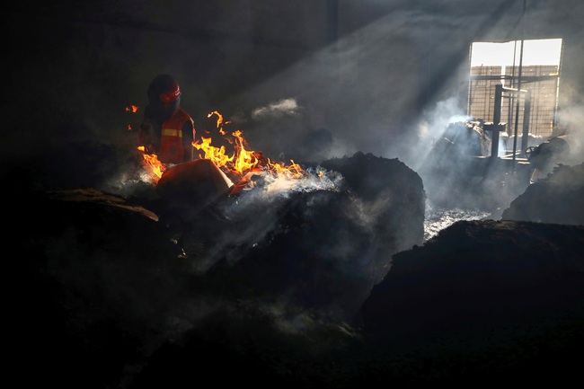 Hỏa hoạn tại nhà máy ở Bangladesh, hơn 30 người thương vong - Ảnh 1.