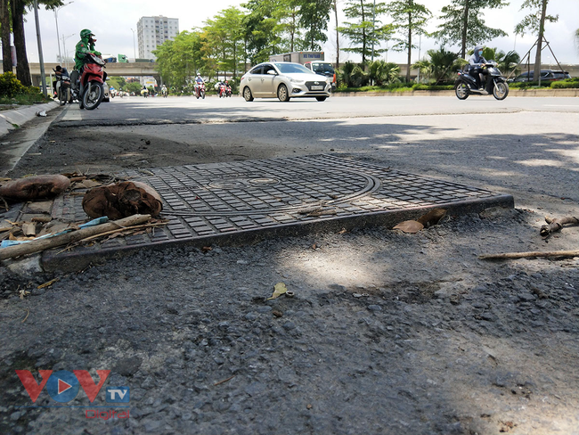 Hố ga, cống thoát nước 'bẫy' người dân bủa vây đường phố Thủ đô - Ảnh 17.