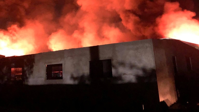 Xuyên đêm dập tắt đám cháy tại công ty sản xuất nệm mút ở Bình Dương - Ảnh 1.