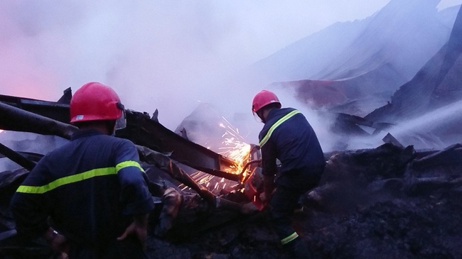 Xuyên đêm dập tắt đám cháy tại công ty sản xuất nệm mút ở Bình Dương - Ảnh 3.