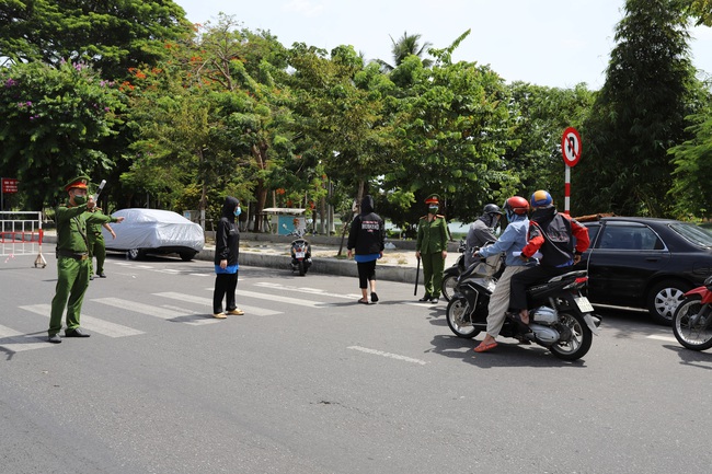 Ngày đầu Đà Nẵng thực hiện giãn cách toàn thành phố: Người dân hạn chế ra đường - Ảnh 8.