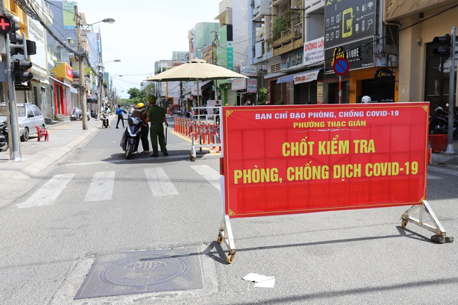 Ngày đầu Đà Nẵng thực hiện giãn cách toàn thành phố: Người dân hạn chế ra đường - Ảnh 9.