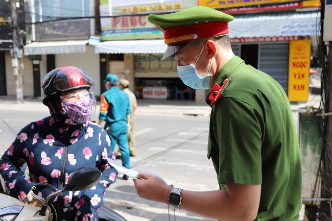 Ngày đầu Đà Nẵng thực hiện giãn cách toàn thành phố: Người dân hạn chế ra đường - Ảnh 4.