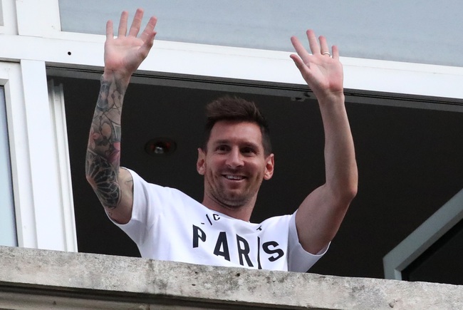 Messi đến Paris trong sự đón chào của người hâm mộ - Ảnh 2.