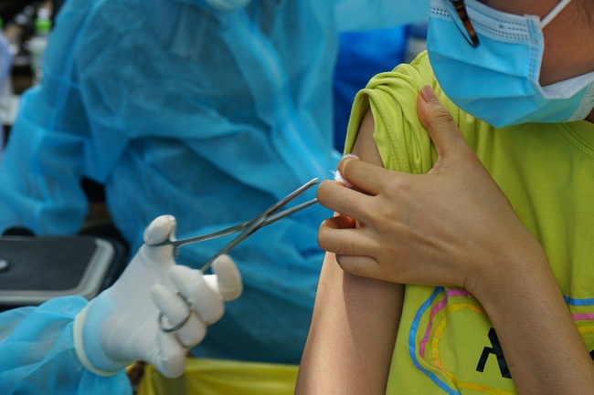 TP.HCM đề nghị Bộ Y tế cho phép hợp tác công-tư, tổ chức thu phí tiêm vaccine - Ảnh 1.