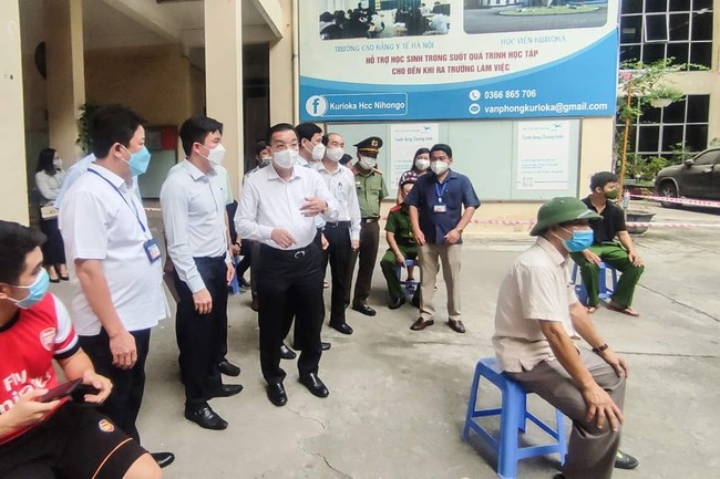 Chủ tịch Hà Nội kiểm tra điểm tiêm chủng và nơi xét nghiệm sàng lọc, chỉ đạo đảm bảo an toàn '2 mũi chủ công' chống dịch - Ảnh 5.