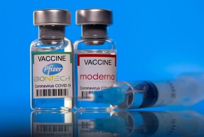 FDA Mỹ cấp phép sử dụng vaccine của Pfizer và Moderna làm liều tăng cường - Ảnh 1.