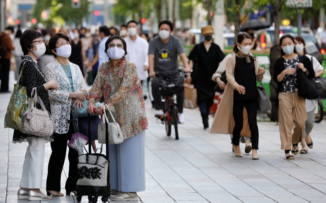 Mưa lớn và dịch bệnh tại Nhật Bản: Thống đốc Tokyo kêu gọi người dân hạn chế ra ngoài - Ảnh 1.