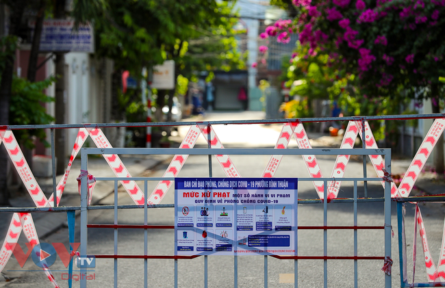 Chùm ảnh: Phố phường Đà Nẵng yên vắng sau 1 ngày dừng mọi hoạt động để phòng chống dịch - Ảnh 4.