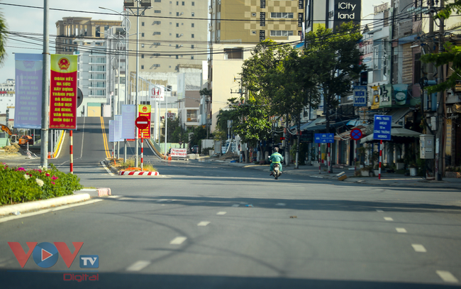 Chùm ảnh: Phố phường Đà Nẵng yên vắng sau 1 ngày dừng mọi hoạt động để phòng chống dịch - Ảnh 6.