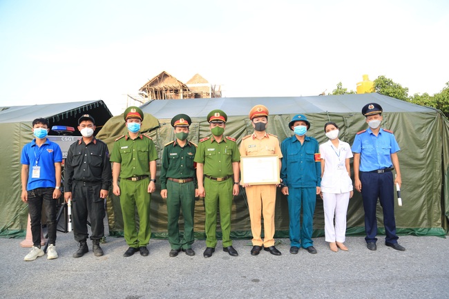 Trao bằng khen của Chủ tịch UBND thành phố Hà Nội tặng 2 chốt kiểm soát dịch bệnh - Ảnh 1.