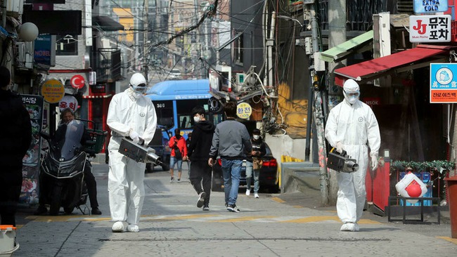 Hàn Quốc cảnh báo gia tăng số ca tử vong ở người trẻ chưa tiêm chủng - Ảnh 1.