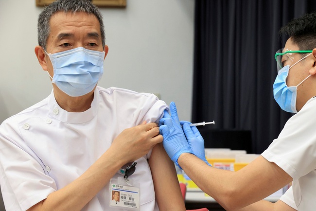 Nhật Bản hỗ trợ tài chính cho người gặp vấn đề sức khỏe sau khi tiêm vaccine - Ảnh 1.