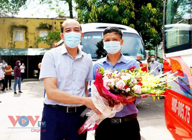 TS.BSCKII Nguyễn Trọng Khải - Giám đốc Sở Y tế tặng hoa chúc mừng đoàn y, bác sĩ lên đường vào Đồng Nai chống dịch Covid - 19.jpg