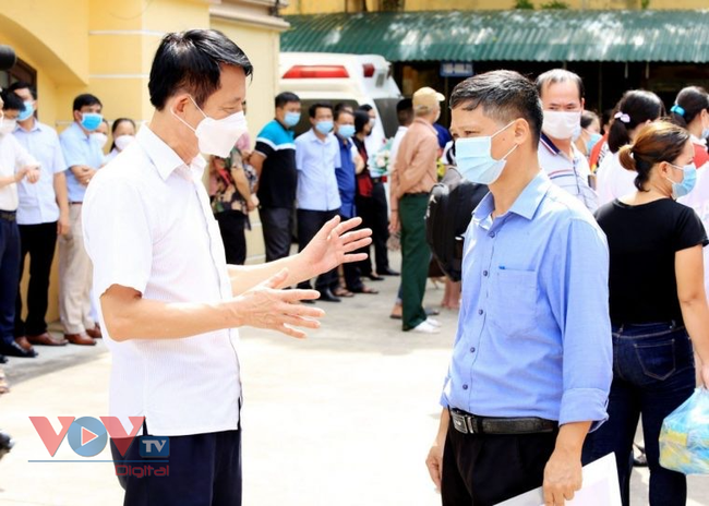 Ông Trần Viết Huệ - Phó Giám đốc Sở Y tế động viên các thành viên trong đoàn công tác.jpg