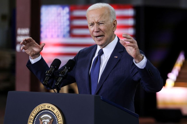 Tổng thống Joe Biden cam kết sẽ đưa mọi người Mỹ muốn về nước rời khỏi Afghanistan - Ảnh 1.