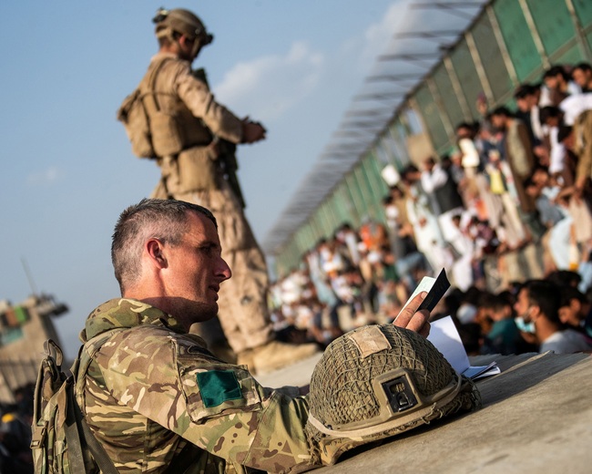 Quân đội Mỹ xác nhận thương vong trong vụ đấu súng bên ngoài sân bay ở Kabul - Ảnh 1.