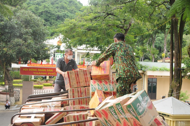 TP. Sơn La chuyển hơn 50 tấn thực phẩm hỗ trợ TP.HCM chống dịch - Ảnh 1.