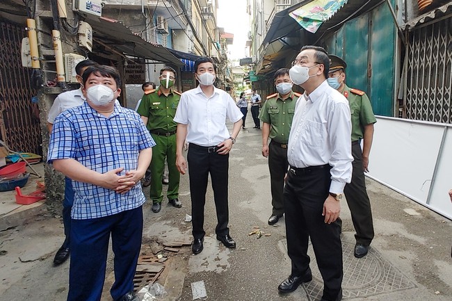 Chủ tịch Hà Nội chỉ đạo những việc cần làm ngay để hạ nhiệt điểm nóng Covid-19 nguy cơ nhất Thủ đô - Ảnh 3.